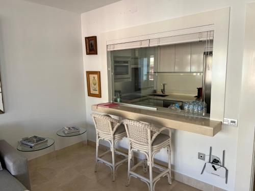 kuchnia z barem z 2 stołkami w obiekcie Apartamento Puerto Sotogrande Marina w mieście Sotogrande