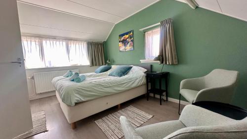 En eller flere senge i et værelse på Strandhuis Everts