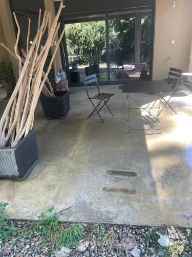 un patio avec une table et des chaises devant un bâtiment dans l'établissement Joli T1 à ne pas manquer, à Borgo