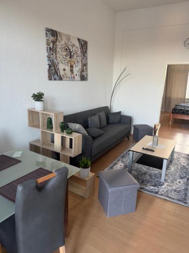 デトモルトにあるCharmante Altbauwohnung im Zentrum von Detmold, Paulaのソファとテーブルのあるリビングルーム