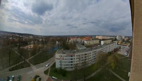 Una vista aérea de una ciudad con un edificio. en Apartament Dziesiątka, en Bolesławiec