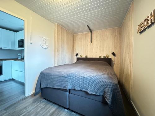 En eller flere senge i et værelse på freistehendes Ferienhaus an der Nordsee, Eureka 18 - Strandbude