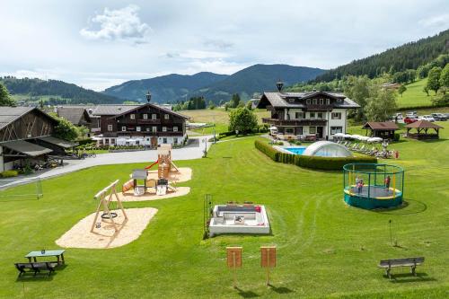 ラートシュタットにあるObersulzberggutの遊び場付き公園の空中ビュー
