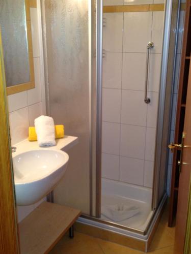 a bathroom with a shower and a sink at Pension Sonneck in Neukirchen am Großvenediger