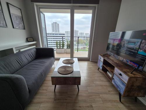 APARTAMENT WŚRÓD 1000cy ŚWIATEŁ - prywatny parking - duży balkon - piekny widok nocą na panoramę Tysiaclecia