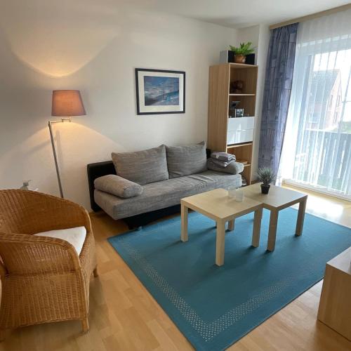 een woonkamer met een bank en een tafel bij Morgenröte an der See in Fehmarn