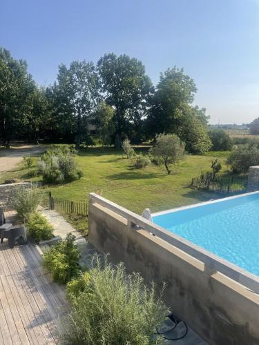 - une vue sur la piscine dans le jardin dans l'établissement T3 dans charmante propriété, à Borgo