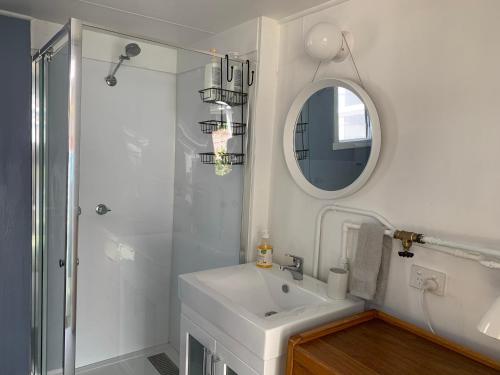 Koupelna v ubytování Wylah Cottage for a Peaceful Bruny Island Escape with Water Views, Fireplace & Wallabies