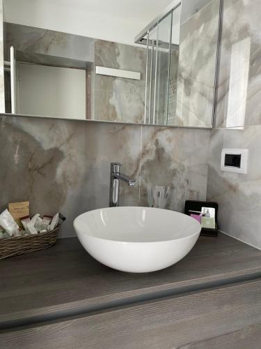 Ένα μπάνιο στο Peonia Apartment - appartamento vista lago