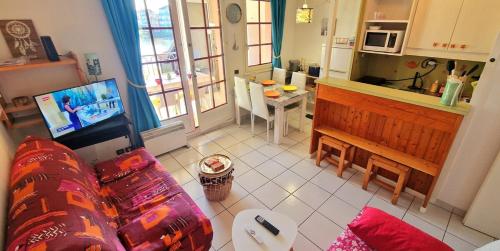 un salon avec un canapé et une cuisine dans l'établissement 