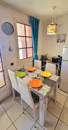 d'une salle à manger avec une table recouverte de panneaux orange. dans l'établissement 