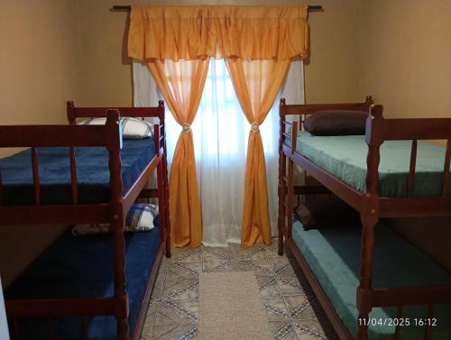 a bedroom with two bunk beds and a window at Hospede-se com conforto e vista privilegiada in Guaraqueçaba