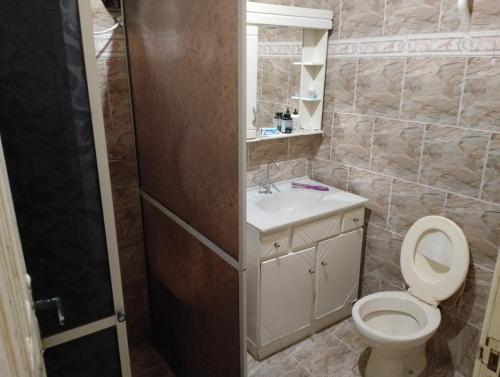 a bathroom with a toilet and a sink at Hospede-se com conforto e vista privilegiada in Guaraqueçaba