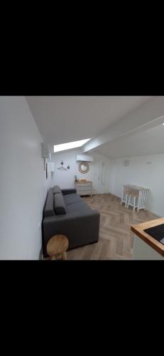 un salon avec un lit et une table dans l'établissement La Maunia Studio, à Montceaux