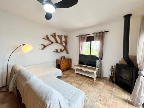 ein Schlafzimmer mit zwei Betten und einem Flachbildfernseher in der Unterkunft El Cielo de Mijas Sea Views Apartment in Mijas