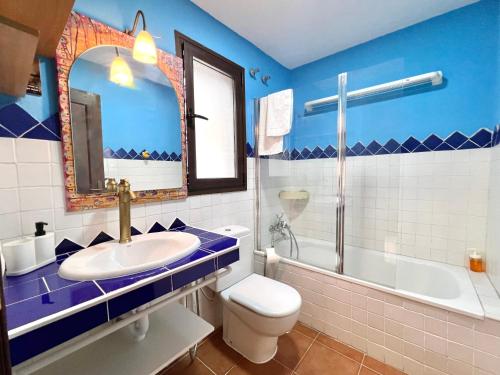 ein Badezimmer mit Waschbecken, Badewanne und Toilette in der Unterkunft El Cielo de Mijas Sea Views Apartment in Mijas