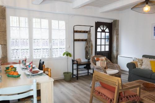 un salon avec une table et un canapé dans l'établissement Neisik Kloz, à Saint-Briac-sur-Mer