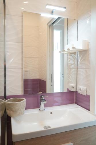 Park Room - Ischia Centro في ايسكيا: حمام مع حوض ومرآة