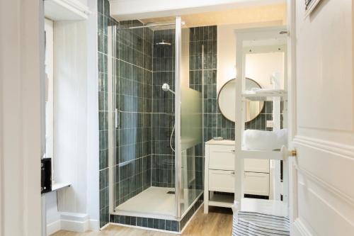 une salle de bain avec douche et lavabo dans l'établissement Neisik Kloz, à Saint-Briac-sur-Mer