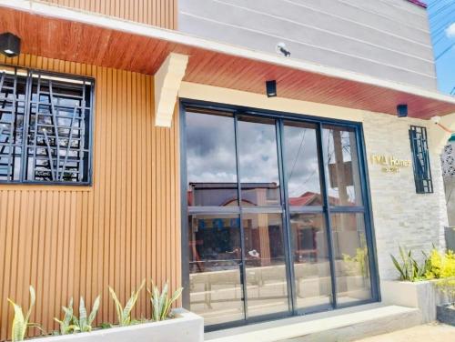 Fotografie z fotogalerie ubytování FYLL Homes - Ysabella Suite Stylish Art Deco 1-Bed Apartment with FREE Parking Near Pagsanjan Falls & Caliraya v destinaci Cavinti