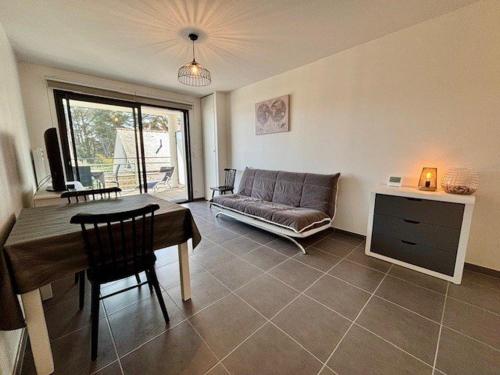 Posedenie v ubytovaní Appart 2 pers à Quiberon - 41m² - Proche plage et Thalasso - Balcon exposé sud - Parking privé - FR-1-478-236
