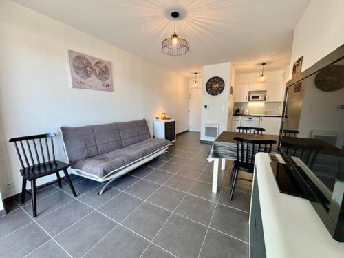 un salon avec un canapé et une table dans l'établissement Appart 2 pers à Quiberon - 41m² - Proche plage et Thalasso - Balcon exposé sud - Parking privé - FR-1-478-236, à Quiberon