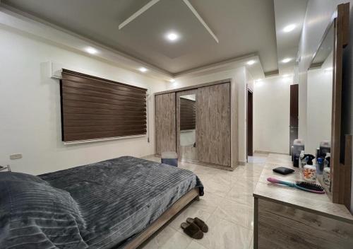 アンマンにあるSweet Home In Ammanの大きなベッドとバスルームのある寝室