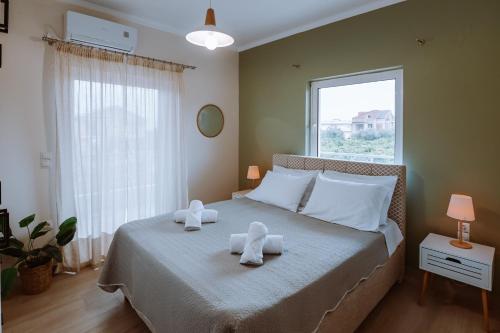 Postel nebo postele na pokoji v ubytování Esperides Luxury Suites 1