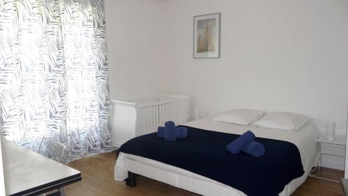 - une chambre dotée d'un lit avec des arcs violets dans l'établissement Comme à la maison, à Cenon