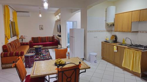 Η κουζίνα ή μικρή κουζίνα στο appartement julia au centre ville agadir dans résidence borj dalat