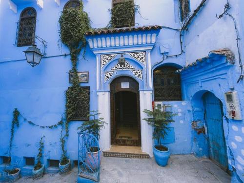 La fachada o entrada de Casa Norte Chaouen