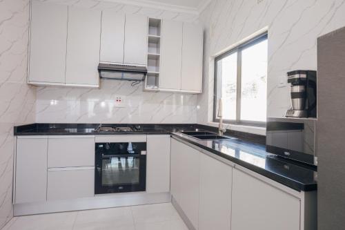 Η κουζίνα ή μικρή κουζίνα στο The KWASU Apartments