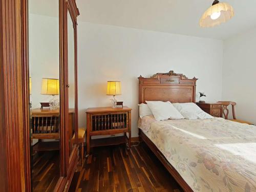une chambre avec un grand lit et un miroir dans l'établissement Maison 3 pièces près plage avec jardin - FR-1-224-106, à Saint-Gilles-Croix-de-Vie