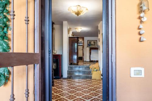 un corridoio che conduce a una casa con corridoio di A pochi passi dal mare a Mondello