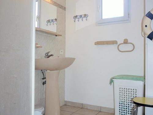 une salle de bain avec un lavabo et des toilettes dans l'établissement Maison cosy proche plage avec jardin clos et terrasse - FR-1-224B-735, à LʼÉpine