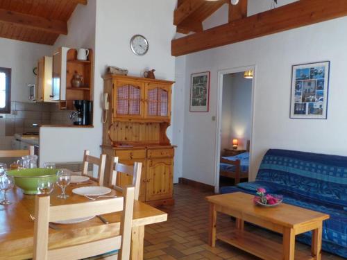 une cuisine et un salon avec une table et un canapé dans l'établissement Maison 3 pièces avec jardin, proche plage à Noirmoutier - FR-1-224B-681, à Noirmoutier-en-l'lle