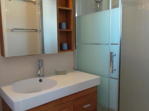 une salle de bain avec un lavabo et une douche avec un miroir dans l'établissement Maison 3 pièces avec jardin, proche plage à Noirmoutier - FR-1-224B-681, à Noirmoutier-en-l'lle