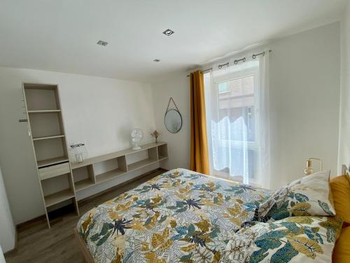 une chambre avec un lit et une fenêtre dans l'établissement Agréable maison de ville, à Saint-Péray