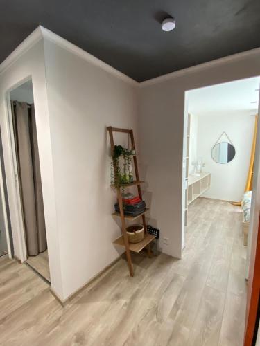 un salon avec un plafond noir et une étagère dans l'établissement Agréable maison de ville, à Saint-Péray