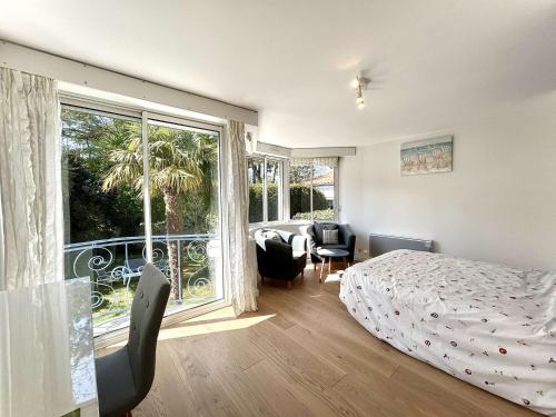 une chambre avec un lit et une grande fenêtre dans l'établissement Villa Bauloise 5 pièces, 8 couchages, proche marché, plage, jardin, parking, BBQ - FR-1-245-131, à La Baule
