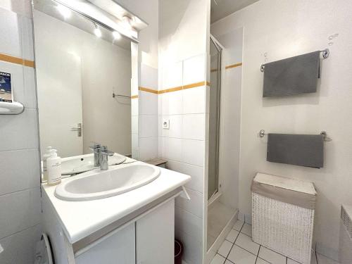 une salle de bain blanche avec un lavabo et un miroir dans l'établissement Villa Bauloise 5 pièces, 8 couchages, proche marché, plage, jardin, parking, BBQ - FR-1-245-131, à La Baule