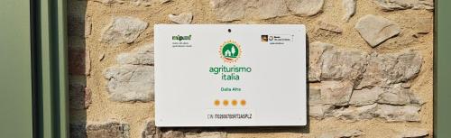 Sijil, anugerah, tanda atau dokumen lain yang dipamerkan di Dalla Afra Agrialloggi