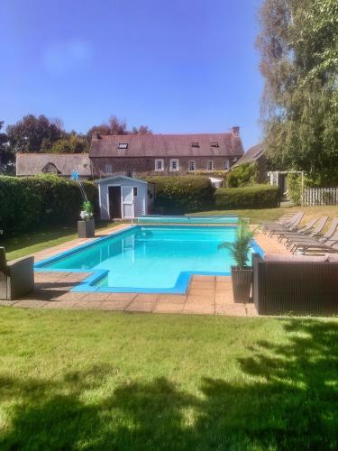 une piscine dans la cour d'une maison dans l'établissement Countryside Retreat in Brittany 2 Bedrooms Sleeps 4 Pet Friendly Heated Swimming Pool Free Wifi, à Plouguenast Langast