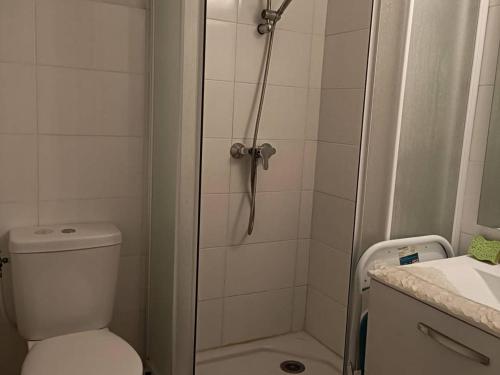 Kúpeľňa v ubytovaní Studio rénové avec télévision, lave-linge, animaux admis - FR-1-680-23