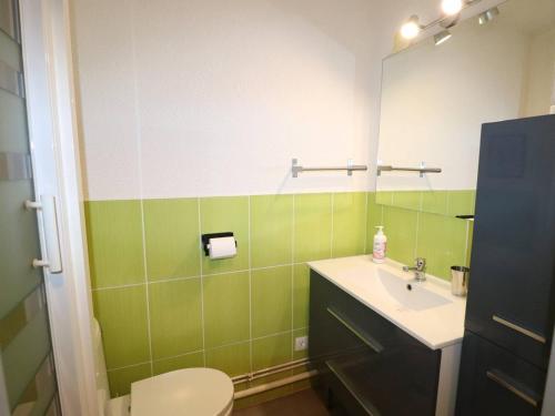 une salle de bain avec un lavabo, des toilettes et un miroir dans l'établissement Studio cabine refait à neuf avec terrasse, piscine, parking et lave-linge - Le Grau-du-Roi - FR-1-307-249, au Grau-du-Roi