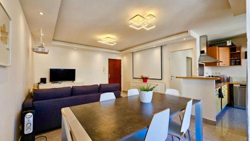 un salon avec un canapé, une table et des chaises dans l'établissement Appartement T3 à 5 min de Disney et 25min de Paris, à Bussy-Saint-Georges