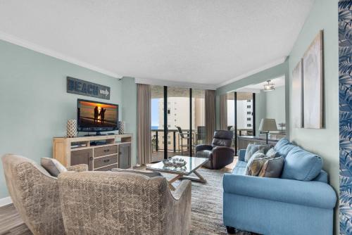 ein Wohnzimmer mit Couch und Fernseher in der Unterkunft Surfside Resort #404 in Destin