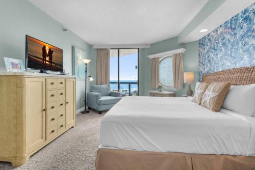 ein Schlafzimmer mit großem Bett und Fernseher in der Unterkunft Surfside Resort #404 in Destin