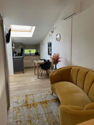 un salon avec un canapé et une table dans l'établissement Le SHANOA, à Canet