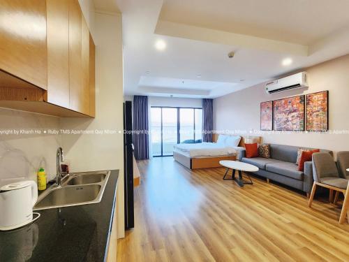 Kuchyň nebo kuchyňský kout v ubytování TMS Apartments Quy Nhơn